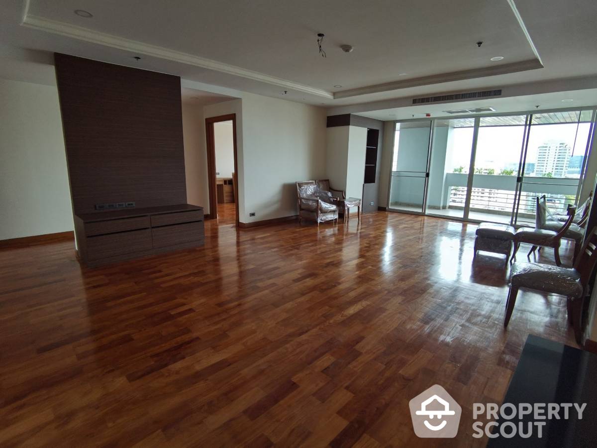 For RentCondoNana, North Nana,Sukhumvit13, Soi Nana : 3-BR Serviced Apt. near BTS Nana