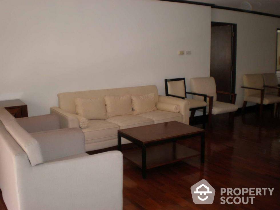 For RentCondoNana, North Nana,Sukhumvit13, Soi Nana : 3-BR Apt. near BTS Asok