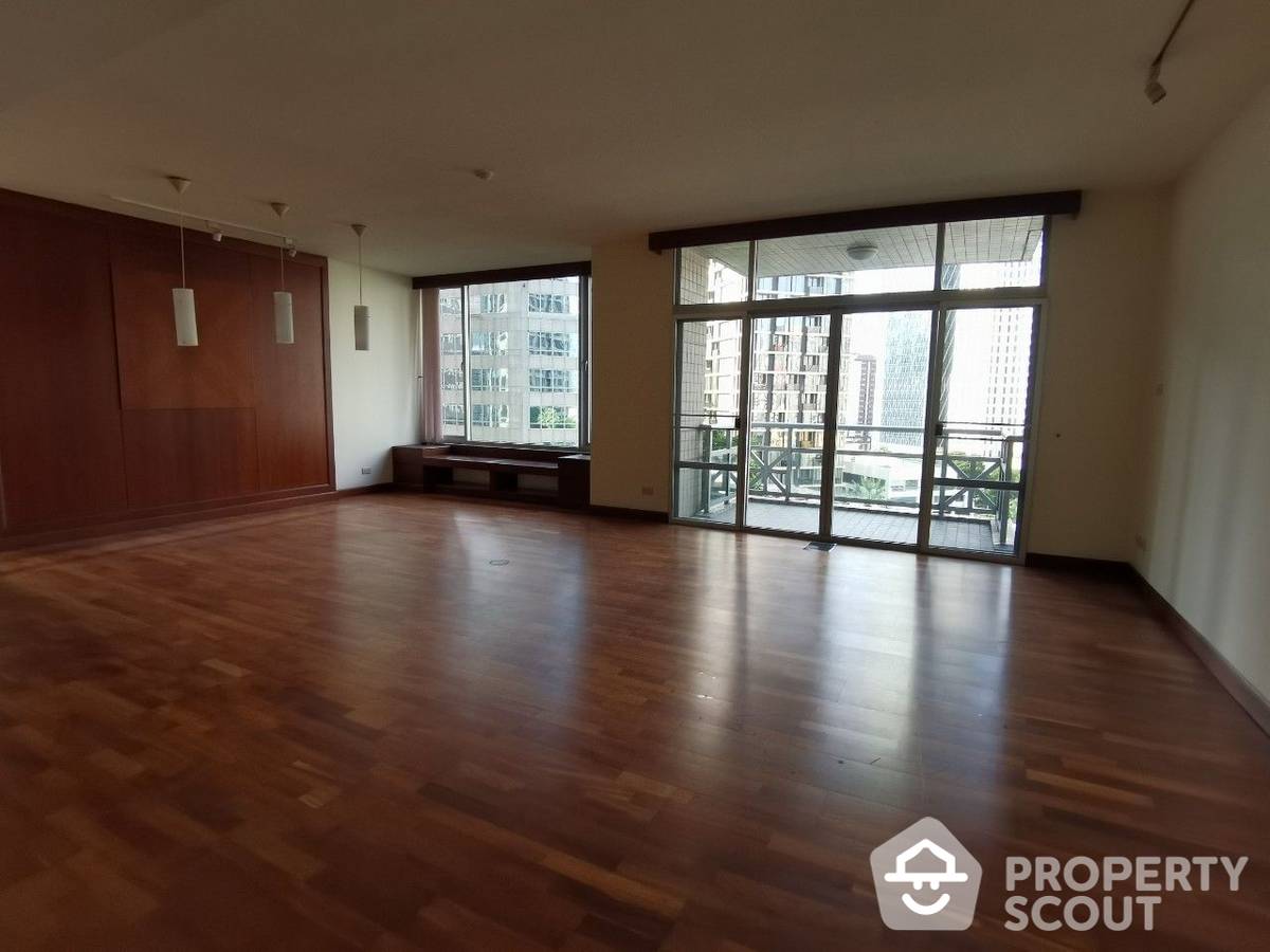 For SaleCondoWitthayu, Chidlom, Langsuan, Ploenchit : 3-BR Condo at All Seasons Mansion Condominium near BTS Phloen Chit