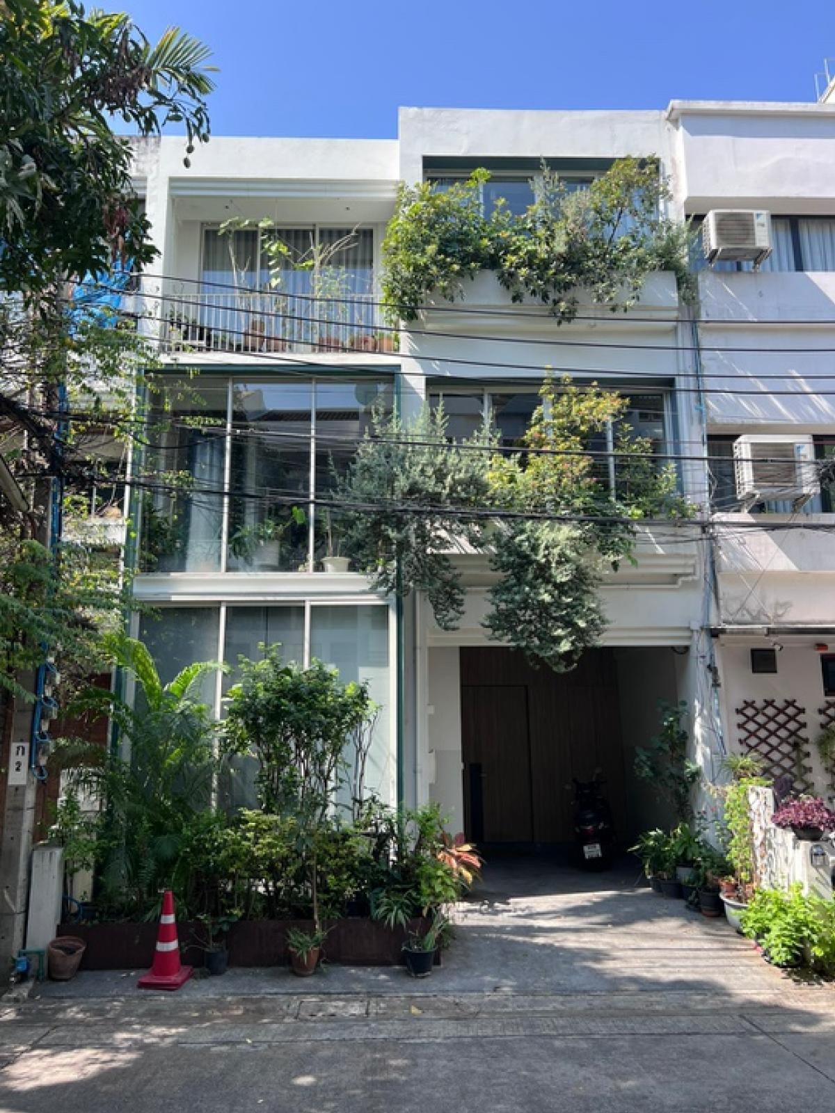 For SaleTownhouseSukhumvit, Asoke, Thonglor : Luxury townhome in Sukhumvit 49 
For Sale 

บ้านตกแต่งสวย พร้อมเข้าอยู่ สุขุมวิท 49
ไม่อยู่ในโครงการ