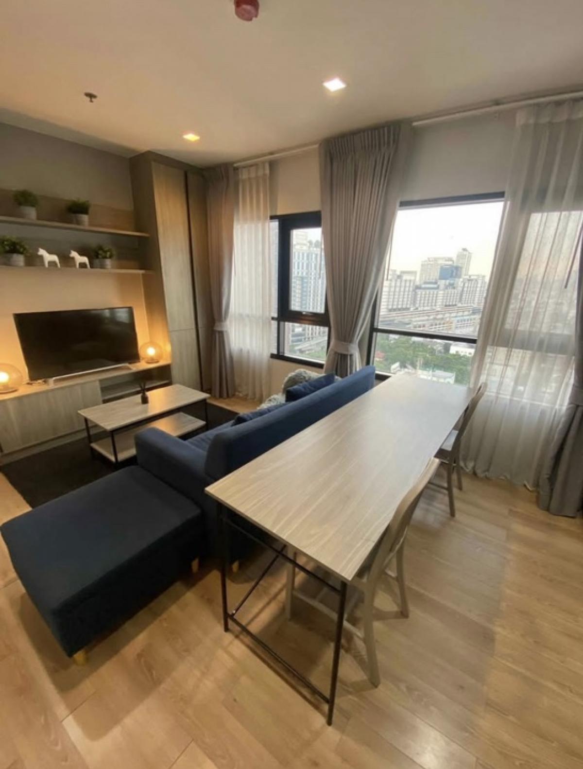 For RentCondoLadprao, Central Ladprao : 📍 Project: Chapter One Midtown Ladprao 24 🚝 Near MRT: Lat Phrao 100 meters 💵 Rental price: 20,000 baht / month ✅