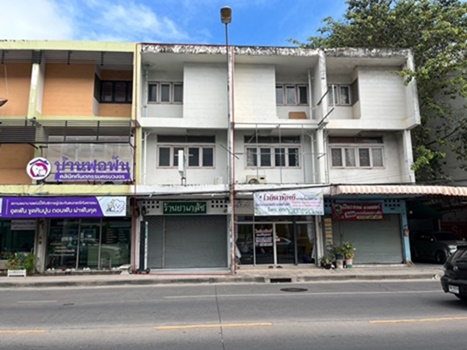 For RentShophouseMin Buri, Romklao : Rent a commercial building opposite the Housing Housing 3 floors, an area of ​​18 square wah, price 14,500 baht/month.