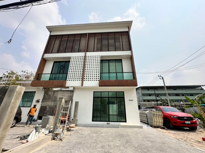 For SaleHome OfficeVipawadee, Don Mueang, Lak Si : 💛❤️ Selling below appraisal price🎄🎄3-storey Home Office 📢Chaeng Watthana 6 (only 850 m. from Chaeng Watthana)💙 3 bedrooms, 3 bathrooms 🔥Only 6.30 million baht🔥