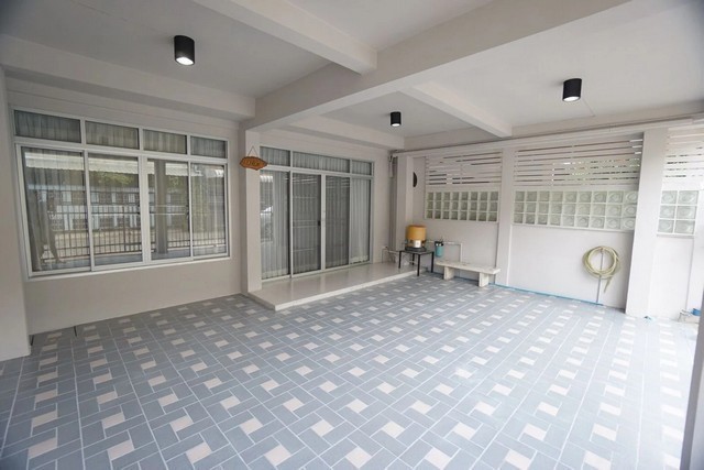 For RentTownhouseRama9, Petchburi, RCA : Rent a 3 -story townhouse, complete furniture, ready to stay in Ratchada Soi 3, Soi Embassy, ​​Chinese Yu Charoen Village