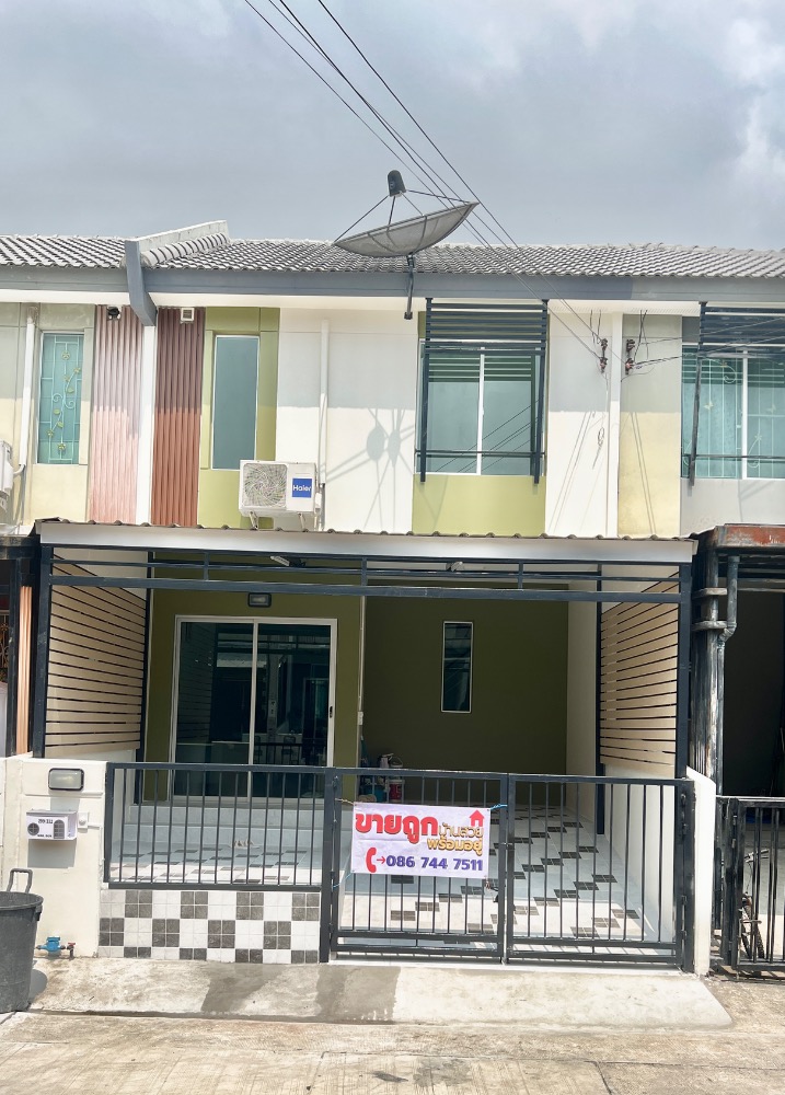 For SaleTownhomeSamut Prakan,Samrong : Sell ​​cheap, beautiful house, ready to live in Pruksa 114/2 Thepharak-New City Near the industrial estate  Add a roof in front of the house