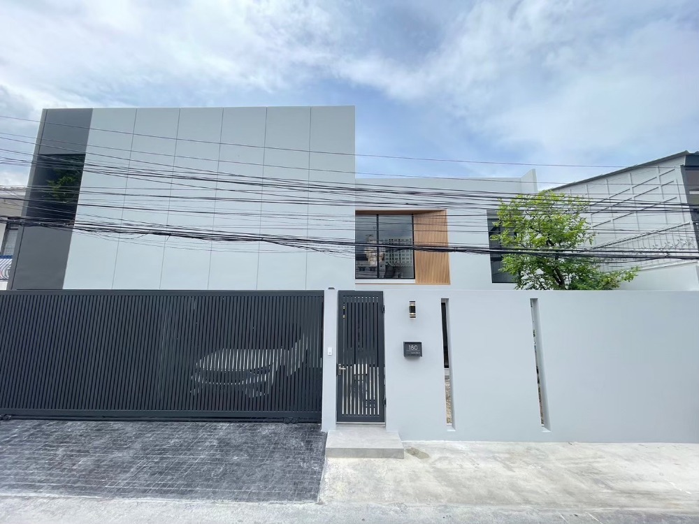 For SaleHouseLadprao, Central Ladprao : House for sale, 5 bedrooms, 3 floors near MRT Chokchai 4 (750 m.)