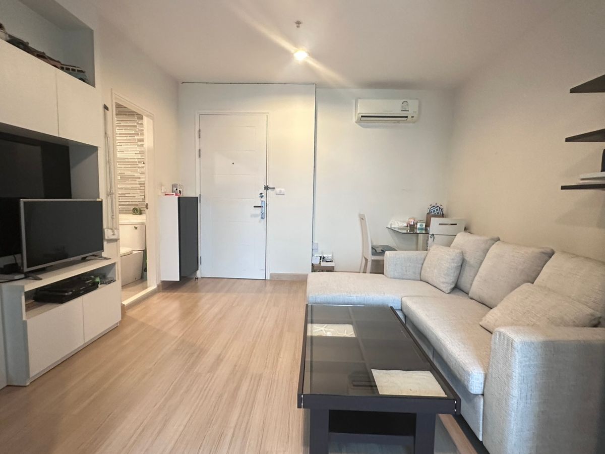 For RentCondoLadprao, Central Ladprao : 1 bedroom 45 sqm. Not hot. Rental price 16,500 baht. Interested in making an appointment to see the real room. 0649353596