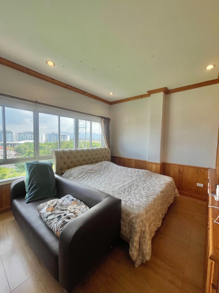 For SaleCondoPattaya, Bangsaen, Chonburi : Spacious Exclusive Condo Unit in the Project! This special unit was designed by the project owner for personal use, located on the 6th floor with a fully built-in interior. Situated in a prime location, move-in ready