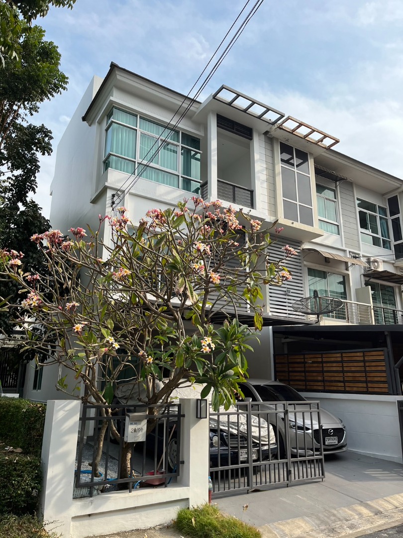 ให้เช่าทาวน์เฮ้าส์/ทาวน์โฮมลาดกระบัง สุวรรณภูมิ : Luxury Townhouse The Metro Rama 9 fully furnished in Praves district for rent at 40000/month