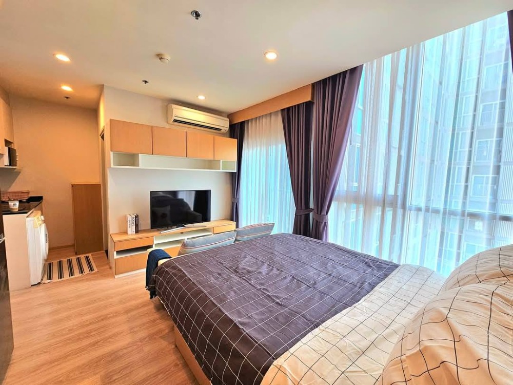 For RentCondoRatchadapisek, Huaikwang, Suttisan : Condo on the 17th floor, good location with beautiful decorative furniture for rent in Ratchada-Huai Khwang area near MRT, only 150 meters of MRT Cultural Center