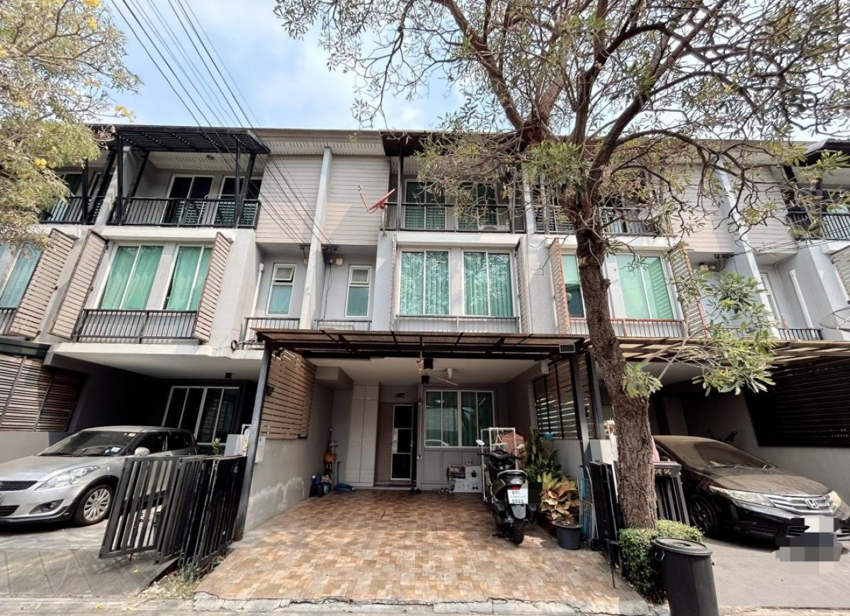 For SaleTownhouseKaset Nawamin,Ladplakao : Selling Areeya Daily, 3-story townhome. The house is very beautiful with Furniture Built-in. ** The front of the house does not collide. Next to the pool **