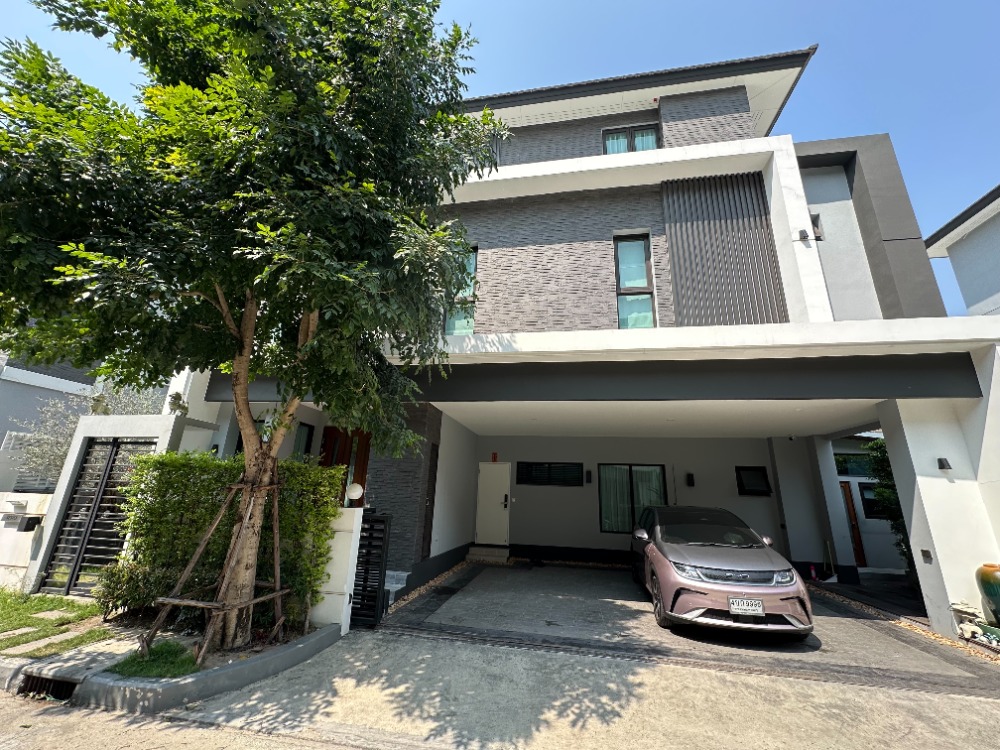 For RentHouseLadprao101, Happy Land, The Mall Bang Kapi : 🏡 Give a luxury 3-story detached house, The City Ekkamai Project-Ladprao 4 bedrooms, 5 bathrooms, 1 housekeeper (with a built-in bathroom), can park 3 cars, complete furniture ready to move in.