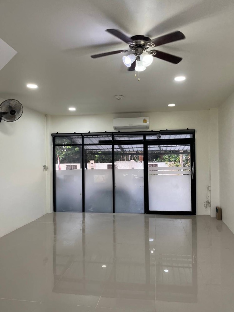 For RentTownhouseBangna, Bearing, Lasalle : urgent!!!! Home Office 4 floors /4 bedrooms, 3 bathrooms, 1 kitchen, deck on the 4th floor /28,000 baht