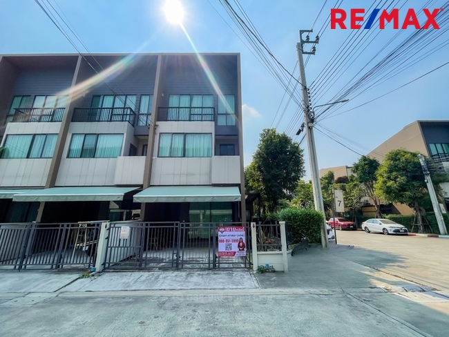 For SaleTownhouseSeri Thai, Ramkhamhaeng Nida : Ban Klang Mueang Project Ladprao-Seri Thai, soil area 25.6 sq.w., 152 sq.m., 3-story townhome near Songwit School, Siam Park, Eastern Ring Road