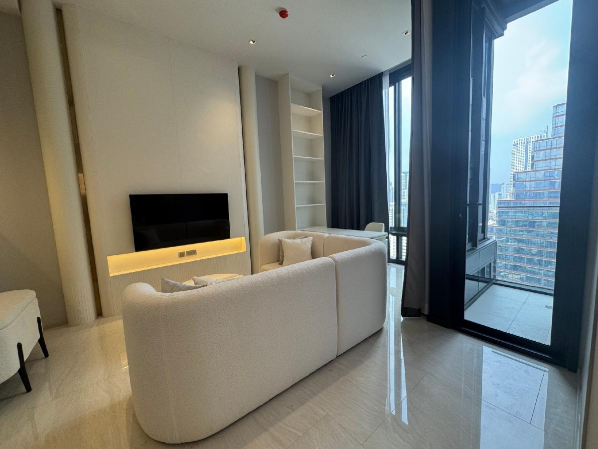 For RentCondoSilom, Saladaeng, Bangrak : Ashton Silom, 28th floor, 2 bedrooms, 2 new bathrooms, complete decorated with views of the Mahanakorn Building, airy.