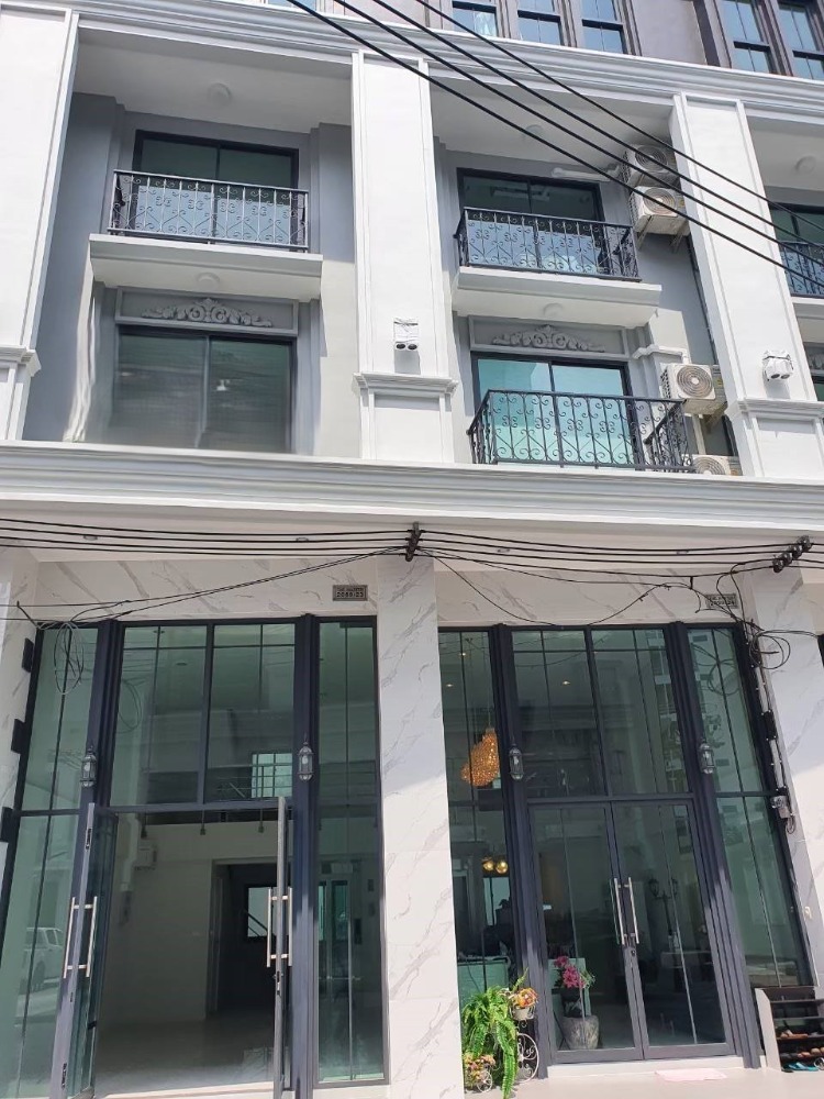 For RentHome OfficeOnnut, Udomsuk : The home office of 4.5, modern style with elevator on Onnut Road, convenient to travel near BTS Sri Nuch 400 m and Onnut BTS.