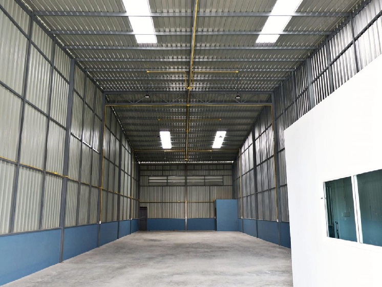 For RentWarehouseNonthaburi, Bang Yai, Bangbuathong : For Rent to rent a warehouse with a new office, Soi Tha It, into the Soi 200 meters on the side of Ratchapruek Road, 300 square meters of warehouse, accessible from Rattanathibet Road and Ratchapruek Road / Trailer.