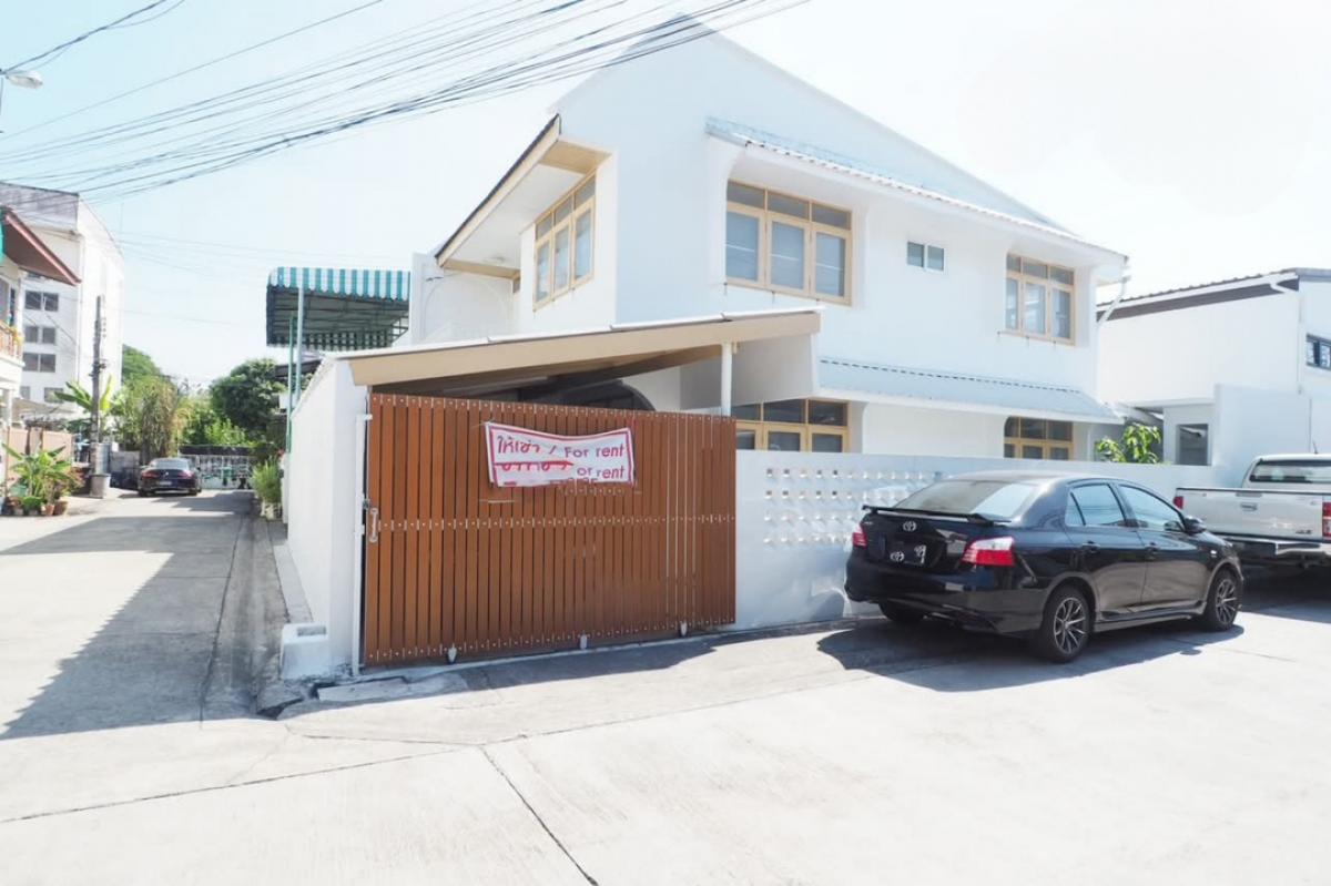 For RentHouseYothinpattana,CDC : Rent a twin house behind the Muji style corner, Town in Town, Ladprao along the express.