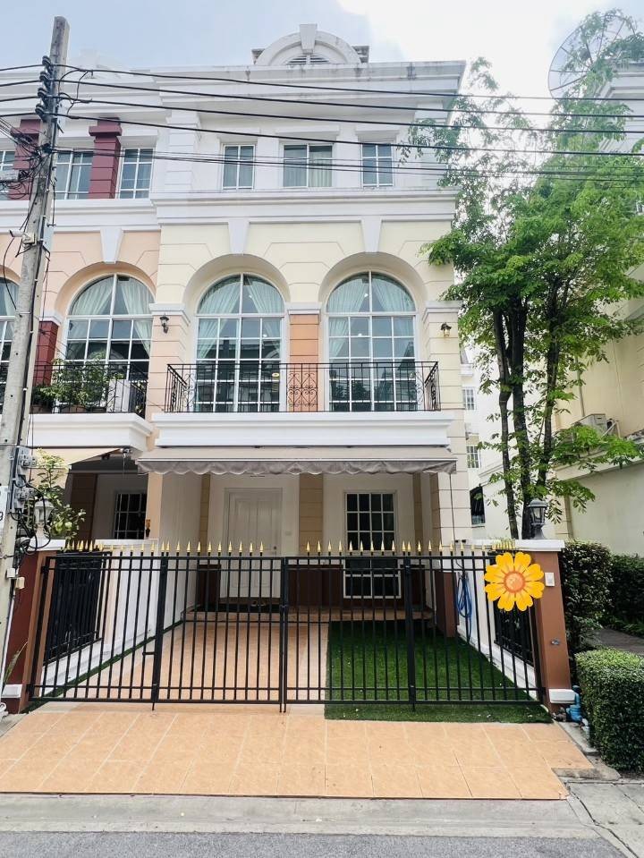 For RentTownhouseKaset Nawamin,Ladplakao : #3-story townhome rental, 3 bedrooms, 4 bathrooms, plus city park, Kaset-Nawamin Air, Air Warller in all rooms, good location, convenient to travel, rental price 28,000 baht /month #Can raise animals.