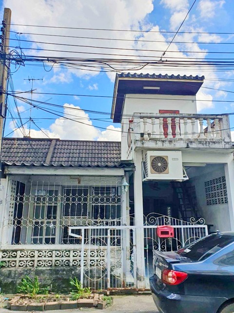 For RentTownhouseSapankwai,Jatujak : BTS Red Line Chatuchak 800m. Ratchada Townhouse There is no house opposite the house. prachachuen P