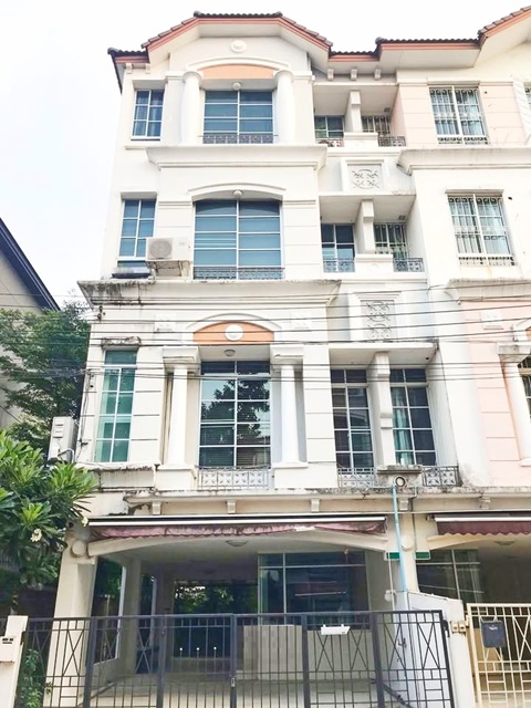 For RentTownhouseYothinpattana,CDC : MRT LatPhrao83 1.2km. Singapore Inter School of Bangkok 700m. Ekkamai-Ramintra Expressway Imperial W