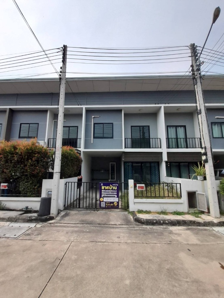 For SaleTownhousePathum Thani,Rangsit, Thammasat : Urgent sale !!! 2 -story townhouse, 3 bedrooms, 2 bathrooms near the school, clean