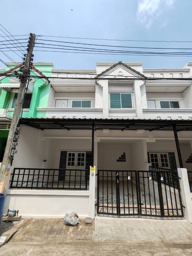 For SaleTownhousePathum Thani,Rangsit, Thammasat : Fully Renovated ! ! ! 2-Story Townhouse for Sale – Baan Fah Rangsit, Khlong 4 Land Size: 24 sq.w. | Usable Area: 120 sq.m. Ready to move in! Surrounded by many shops, convenient for daily living. Easy access to expresswa