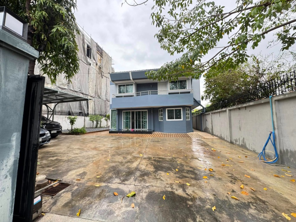 For RentHousePattanakan, Srinakarin : 2 storey detached house for rent, Muang Thong 2, Phatthanakan Road 53 6 air conditioners, some furniture There are 5 bedrooms, 3 bathrooms, 1 housewife. Rental price 65,000 baht