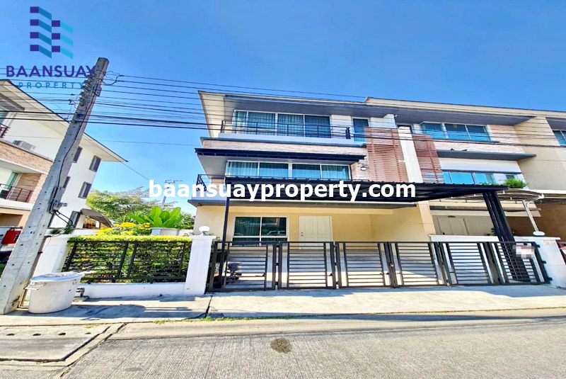 For SaleTownhomePattanakan, Srinakarin : 3 -story townhome for sale behind the Village Plus City Park (Srinakarin Suan Luang), Chaloem Phrakiat Road, near Paradise Park & ​​Amp; Lat Phrao-Samrong Yellow Line Skytrain Sri Udom Station