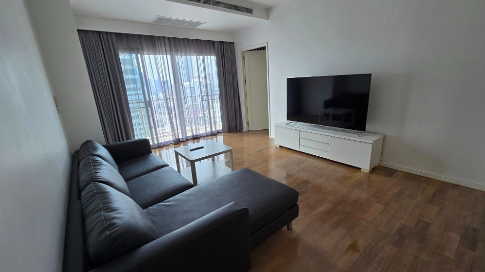 For RentCondoSukhumvit, Asoke, Thonglor : Condo, floor 18, good location with furniture, beautiful decoration for rent in Thonglor-Ekkamai Near the Thonglor Metropolitan Police Station, only 200 meters