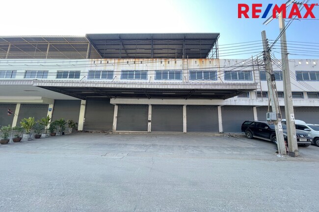 For SaleWarehouseSamut Prakan,Samrong : Sell ​​Bang Phli warehouse A total of 700 sqm. Location near Bang Pu Bang Phli Industrial Estate, King Kaew and Suvarnabhumi