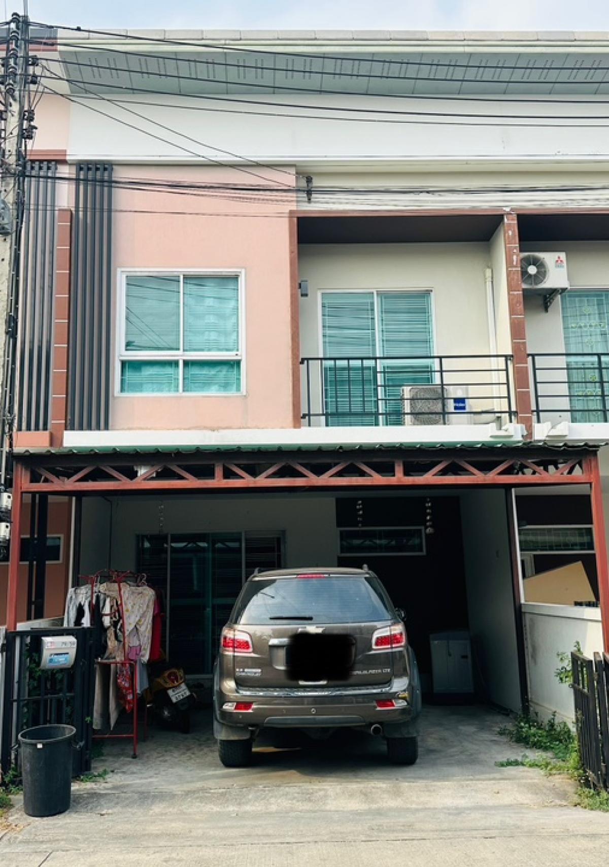 For SaleTownhomePathum Thani,Rangsit, Thammasat : Urgent ** Super discount in the project ** Townhome for sale, The Trust Town Project-Kanchanaphisek (Lam Luk Ka Khlong 5)