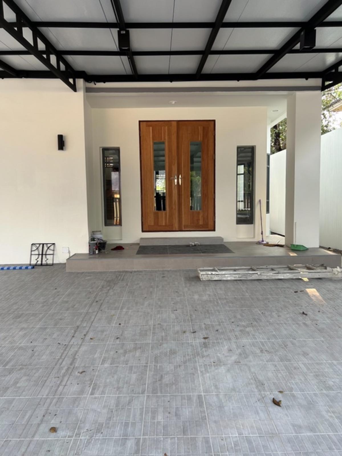 For RentHouseMin Buri, Romklao : 2 storey detached house for rent 5 bedrooms, 4 bathrooms, 1 kitchen, living room with furniture, air -conditioned rooms in all areas 84 square wah. Location: Ramkhamhaeng 164 near the Orange Line Train Market Away from Suvarnabhumi Airport 5 kilometers ne