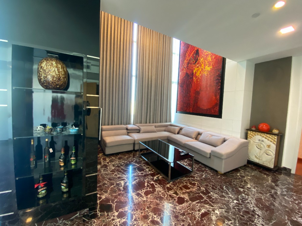 For SaleCondoSukhumvit, Asoke, Thonglor : Rare Item 🔥 Wind Sukhumvit 23 Penthouse Triplex 342 Size 342 Size with Private Roof Terrace with Jacuzzi Feeling like a home Near BTS Asoke This location is at a price of a hundred thousand per meter. Contact 0968623850 🔥