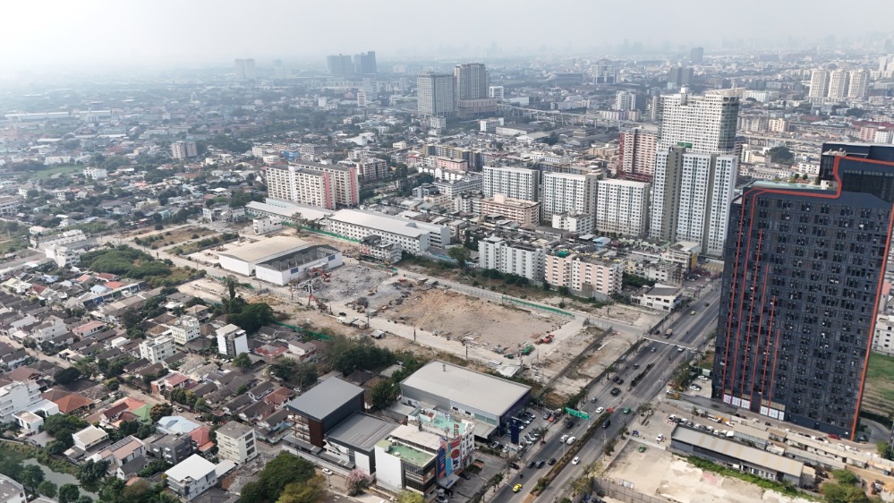 For SaleLandRamkhamhaeng, Hua Mak : Large plot of land, rare 45 rai, next to Ramkhamhaeng Road Near Lamsalee Intersection Near the train station