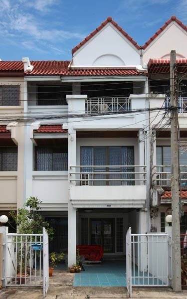 For RentTownhouseChaengwatana, Muangthong : Rent a townhouse, Chaeng Watthana Zone, near Central Chaengwattana, only 4 minutes.