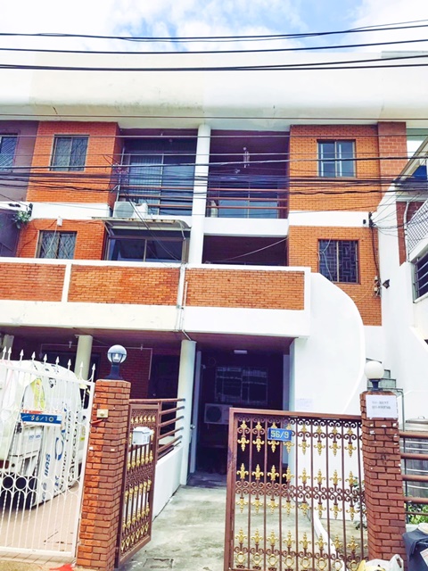 For RentTownhouseRatchadapisek, Huaikwang, Suttisan : Inthamara 29-37 Vipawadee Rd. For Rent Townhome 3.5 Stories Ratchada MRT Sutthisan 888m. 24Sqwa.