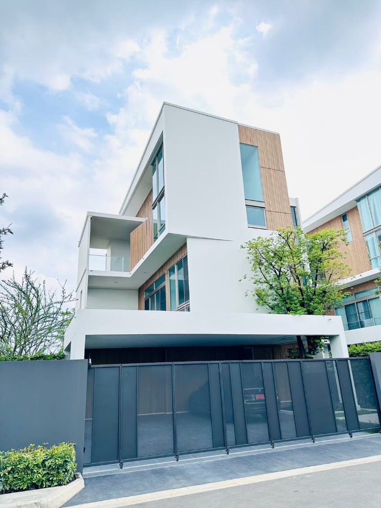 For SaleHousePattanakan, Srinakarin : ♦ Modern Japanese ♦ Single house 3 storey 3 beds, 3 Baths | 94.50 sq.w. 324.00 sq.m. | near Unico Grande Golf Course 1 mins, Wellington College International School 2 mins, Bangkok Green Market 6 mins.