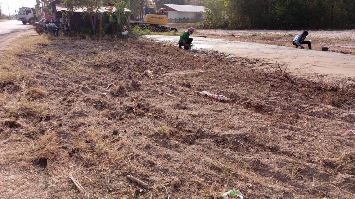 For RentLandAmnat Charoen : Land for rent !!!! Amnat Charoen Province Land on the black road Welding multiple lines At the intersection, very beautiful, the size of 1 rai 300 sq.m., 120 meters wide, good location connecting to many sub -districts, able to market or rent as a store. 