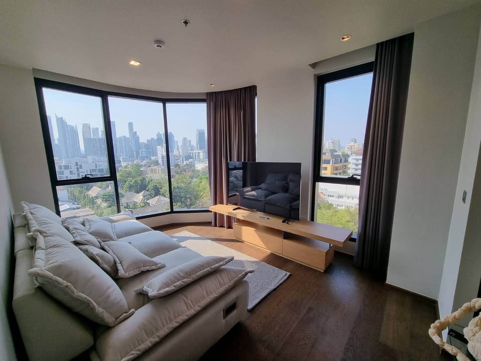 For RentCondoSukhumvit, Asoke, Thonglor : Condo, 9th floor, good location with beautiful decorative furniture for rent in Sukhumvit-Thonglor area, near BTS Thonglor only 550 meters