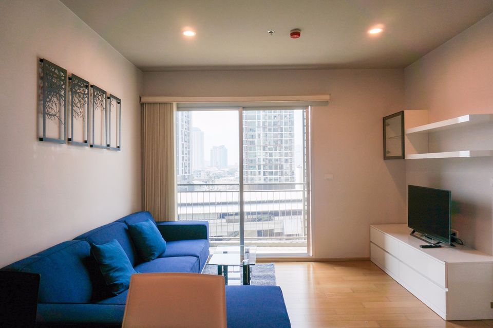 For RentCondoWongwianyai, Charoennakor : HIVE Sathorn Condo for Rent, Luxury Condo with 49.27 sq.m., 1 bedroom, 1 bathroom with a living room and balcony.