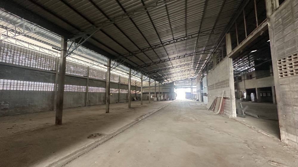 For RentWarehouseSamut Prakan,Samrong : Rent a warehouse or will be converted into a showroom on Thepharak Road. And the Manthana Village (Ring-Thepharak), the best location (TFP-80083)