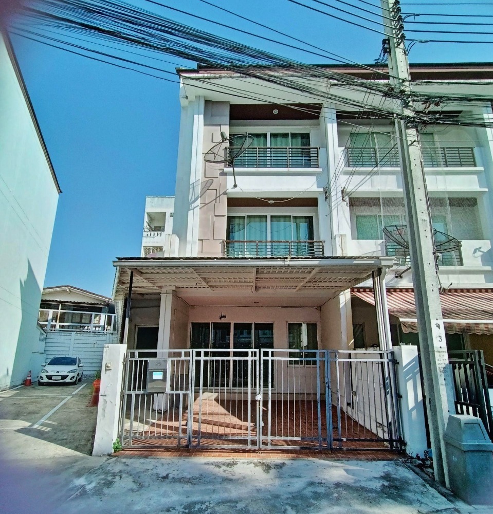 For SaleTownhomeLadprao101, Happy Land, The Mall Bang Kapi : 3 -storey townhome for sale in the middle of Lat Phrao 101, after the edge of the room, the side room size 34.80 sq.m., price 5.4 million