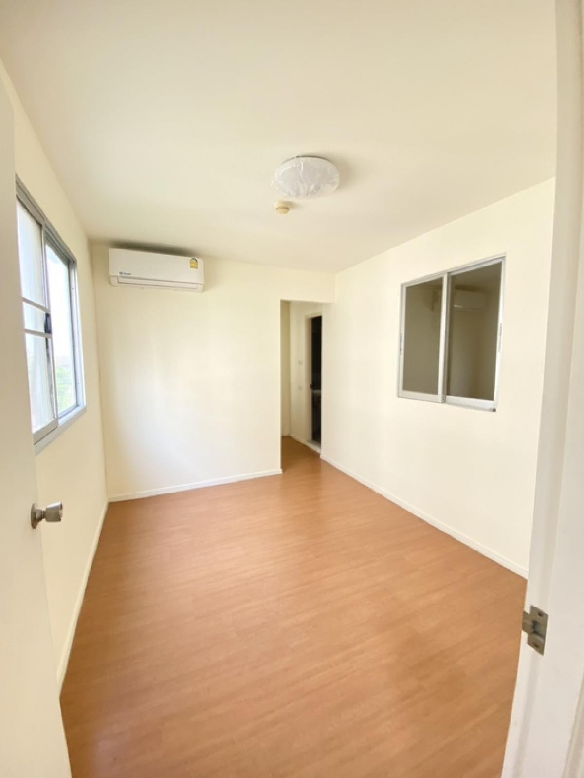 For SaleCondoPathum Thani,Rangsit, Thammasat : Condo for sale near Future Park Rangsit 🛒 (Lumpini Town Chip Rangsit - Khlong 1) Very new condition, like a new room, 1st hand, great value 🩷