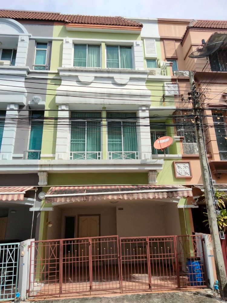 For SaleTownhomeSamut Prakan,Samrong : 3 -story townhome for sale in the middle of Muang Samutra Prakarn, near the club in good condition, ready to be at 3.99 million