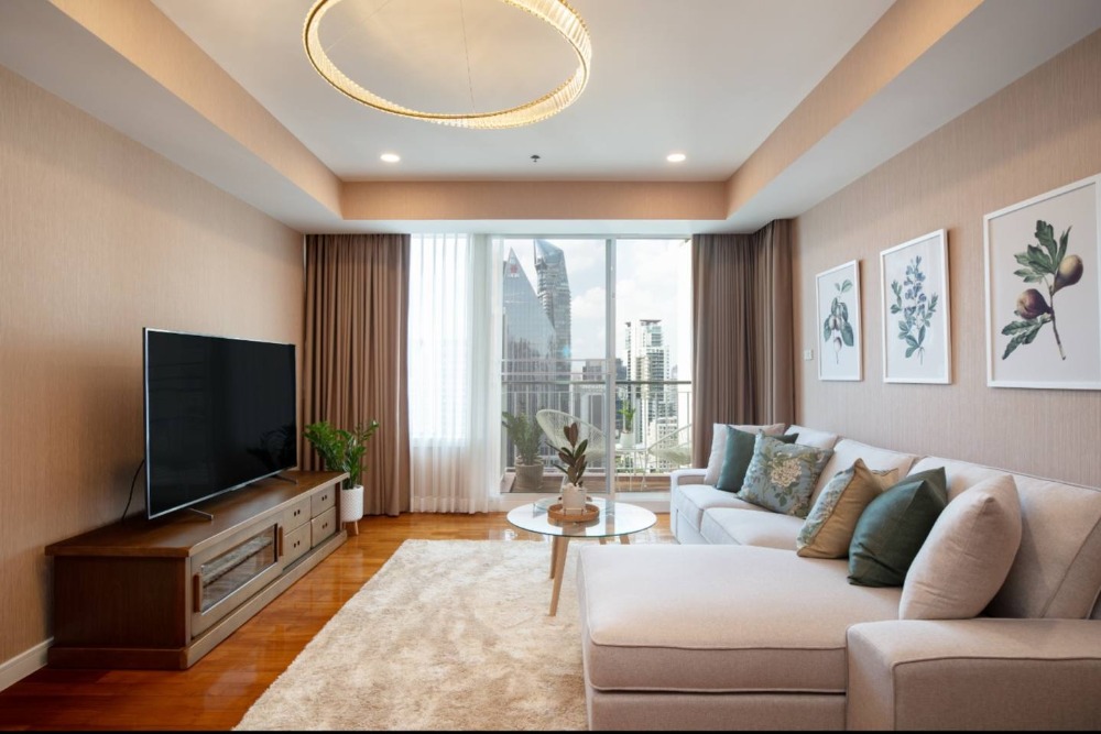 For RentCondoSukhumvit, Asoke, Thonglor : Condo, 25th floor, corner room with beautiful decorative furniture for rent in Phrom Phong-Asoke area Close to 450 meters of Emporium