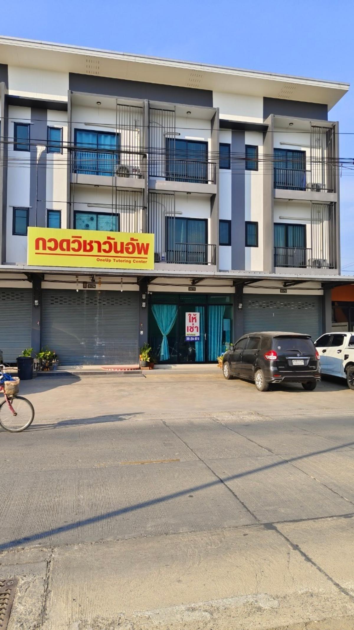 For RentShop HousePathum Thani,Rangsit, Thammasat : 3 -storey commercial building for rent, Soi Bongkot 10, price 17,000 baht/month, connecting Khlong Song Road and Phahonyothin