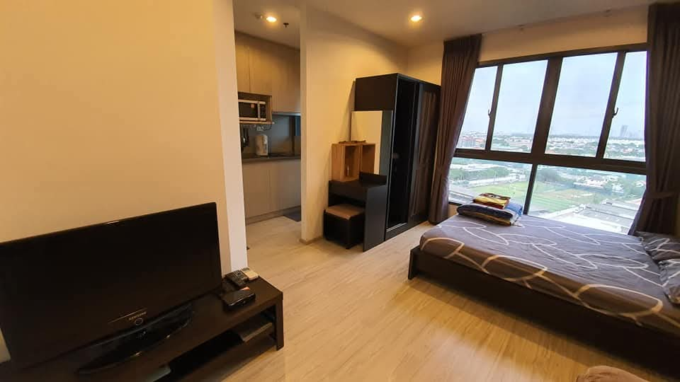 For SaleCondoBangna, Bearing, Lasalle : Condominium for sale, Ideo Mobi Eastgate, Bang Na, 150 meters away from the Bang Na BTS station, room in the middle of the 12A floor. In front of the pool, 21 sq.m.