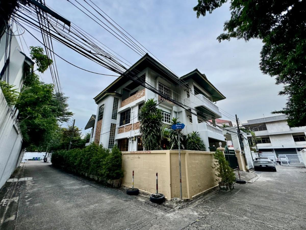 For RentHouseSathorn, Narathiwat : 🏠 Rent a detached house in Sathorn area 🏠 3 -story renovated house, complete decorated, ready to move in