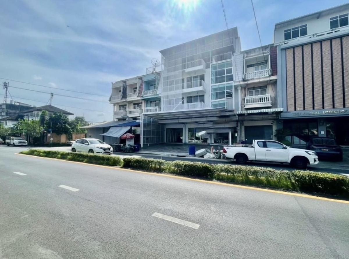 For RentShop HouseLadprao101, Happy Land, The Mall Bang Kapi : Rent a commercial building, commercial building, next to the road, 12 meters wide, 3 booths, 4.5 floors, Soi Ramkhamhaeng, Bang Kapi, parking in front of the building 6 cars